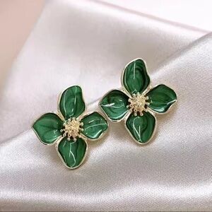 Chic Floral Green Earrings